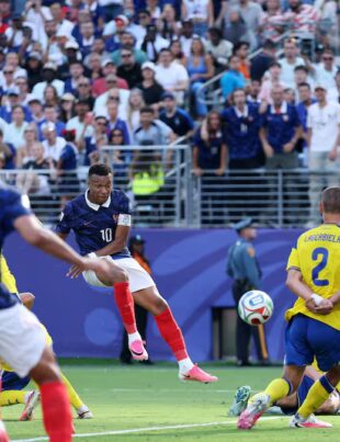 Francia goleó 3-0 a Suecia