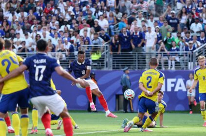 Francia goleó 3-0 a Suecia