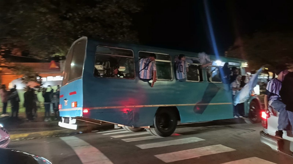 Miles de obereños celebraron el triunfo de la selección Argentina frente a Inglaterra