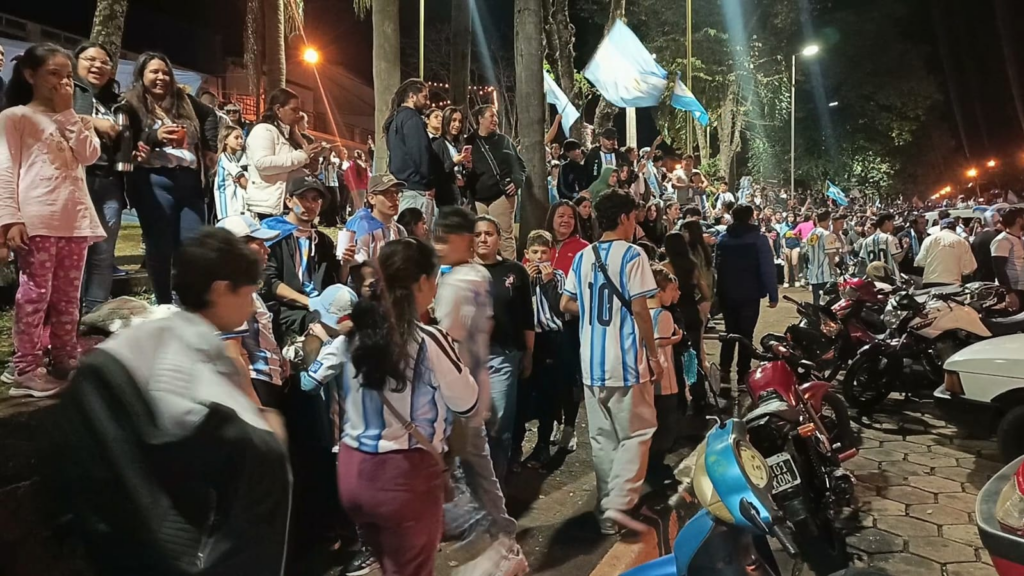 Miles de obereños celebraron el triunfo de la selección Argentina frente a Inglaterra