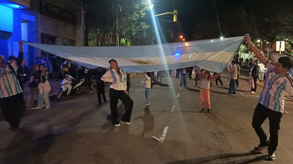 Miles de obereños celebraron el triunfo de la selección Argentina frente a Inglaterra
