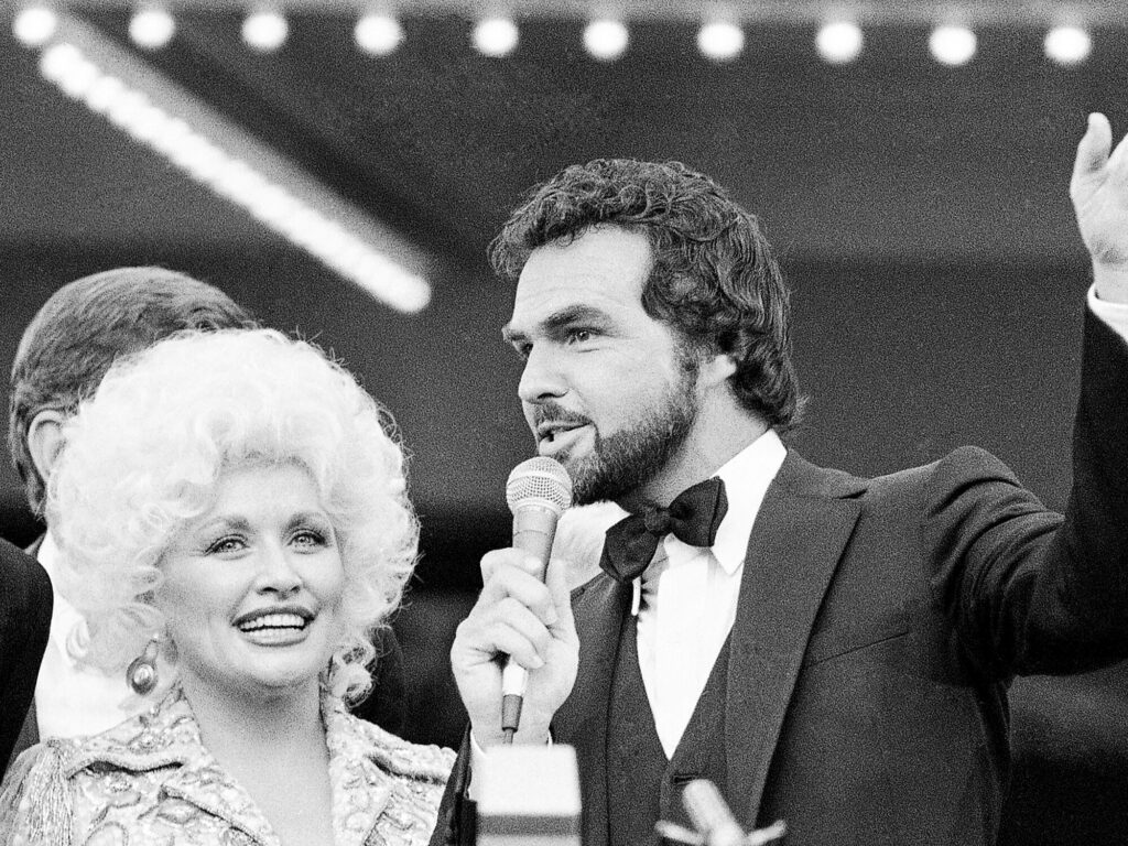 Dolly Parton (izq.) y Burt Reynolds en el estreno de "The Best little Whorehouse in Texas" en Austin el 12 de julio de 1982