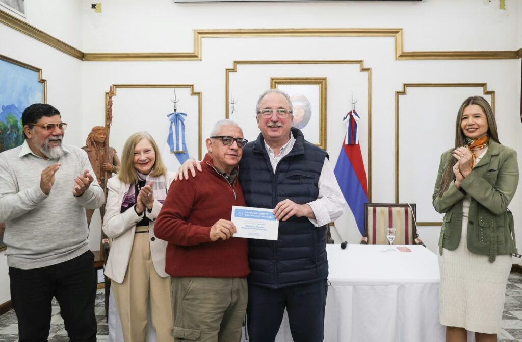 Passalacqua entregó recursos a 45 bibliotecas misioneras
