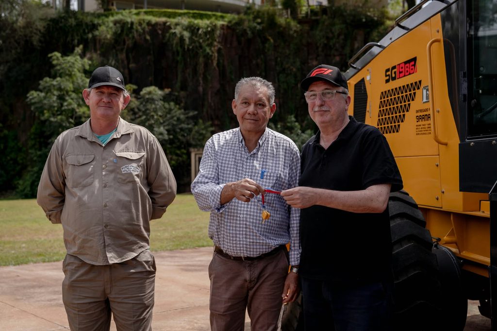 : Passalacqua entregó nuevas motoniveladoras a El Soberbio e Hipólito Yrigoyen para fortalecer el parque vial