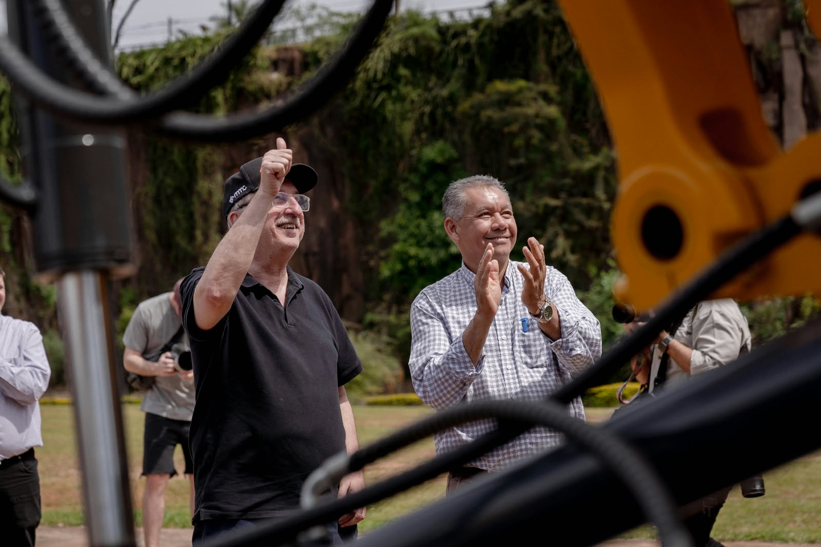 Passalacqua entregó nuevas motoniveladoras a El Soberbio e Hipólito Yrigoyen para fortalecer el parque vial