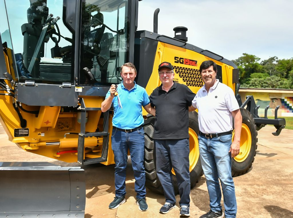 : Passalacqua entregó nuevas motoniveladoras a El Soberbio e Hipólito Yrigoyen para fortalecer el parque vial