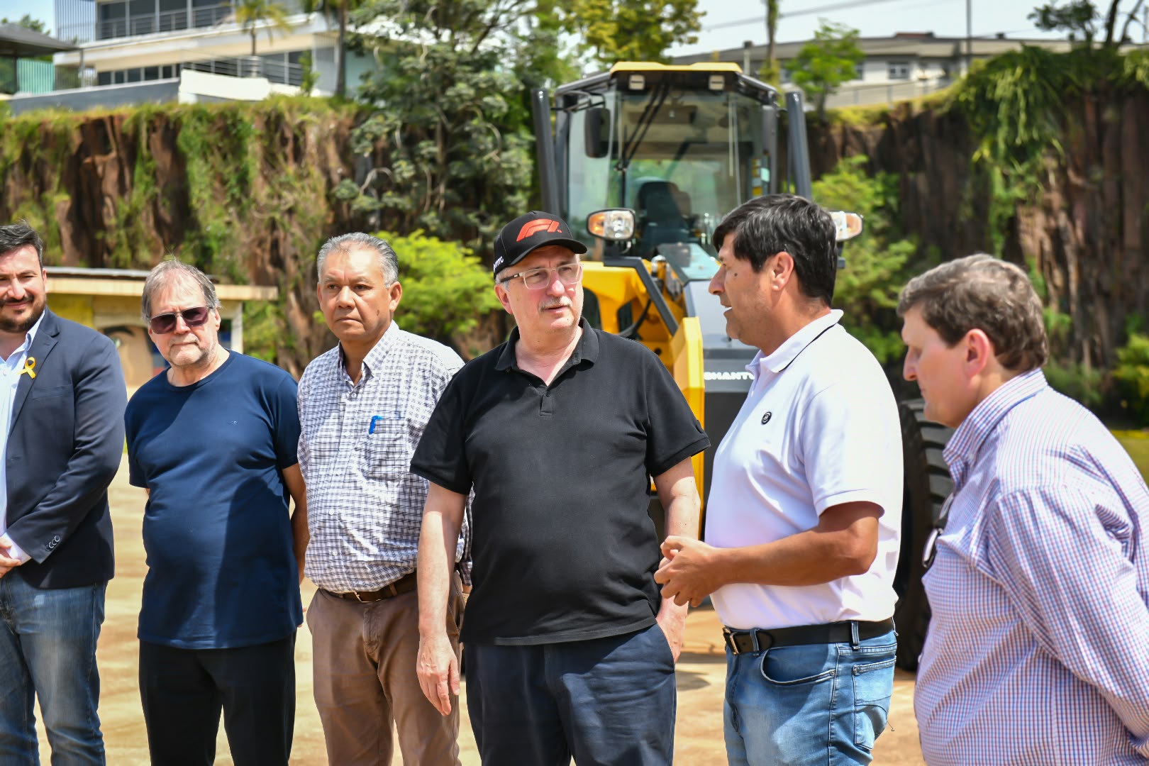 : Passalacqua entregó nuevas motoniveladoras a El Soberbio e Hipólito Yrigoyen para fortalecer el parque vial