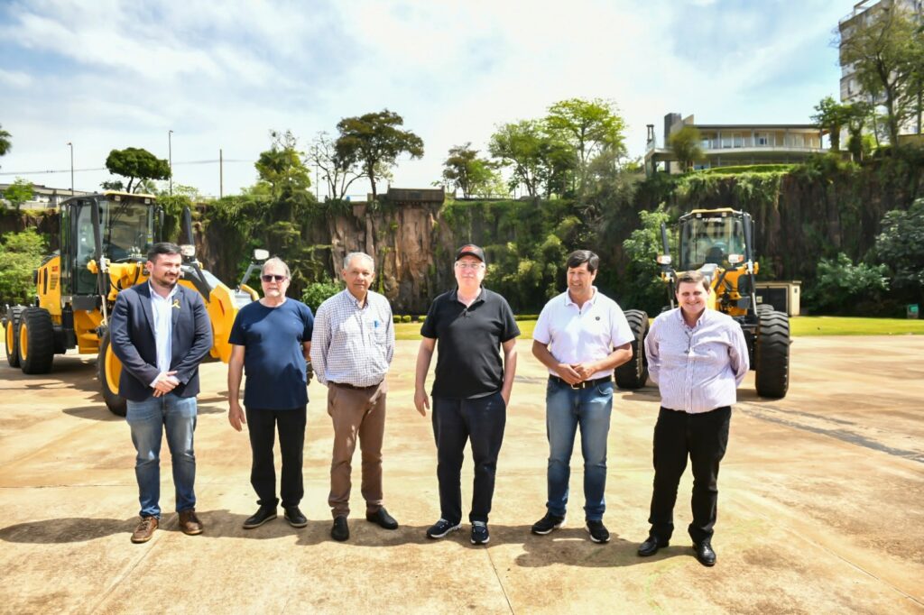 : Passalacqua entregó nuevas motoniveladoras a El Soberbio e Hipólito Yrigoyen para fortalecer el parque vial