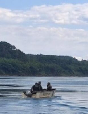 Rastrillan el río Paraná para encontrar a los dos primos desaparecidos en Ituzaingó
